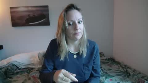 Snapshot of alice8363 chatting on December 8, 9:02 am Alice online show from December 8, 9:02 am