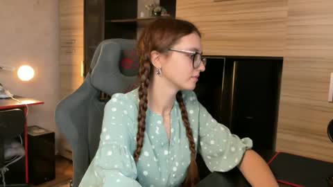 Snapshot of alice_alarcon chatting on October 17, 8:50 am Hey Im Alice online show from October 17, 8:50 am