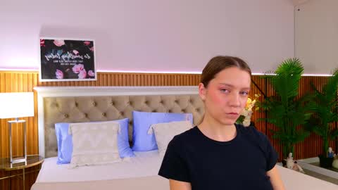 Snapshot of alice_charmy chatting on February 23, 5:12 am Alice in Wonderland online show from February 23, 5:12 am