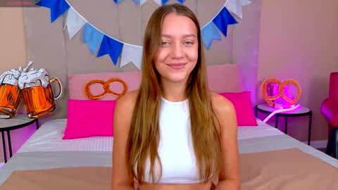 Snapshot of alice_charmy chatting on October 5, 6:23 am Alice in Wonderland online show from October 5, 6:23 am