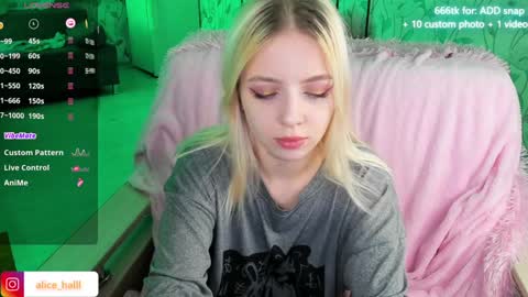 Snapshot of alice_halle chatting on December 9, 5:52 pm alice_halle online show from December 9, 5:52 pm