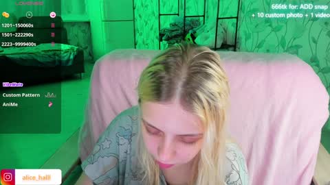 Snapshot of alice_halle chatting on December 10, 3:44 pm alice_halle online show from December 10, 3:44 pm
