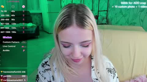 Snapshot of alice_halle chatting on December 11, 11:21 pm alice_halle online show from December 11, 11:21 pm