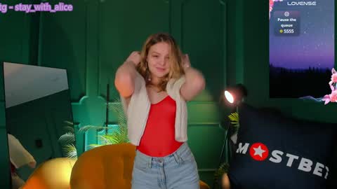 Snapshot of alice_tucci chatting on December 4, 1:53 pm Alice online show from December 4, 1:53 pm