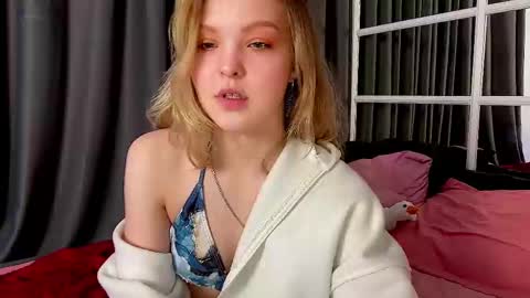 Snapshot of alice_tucci chatting on March 6, 9:09 pm Alice online show from March 6, 9:09 pm