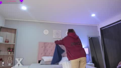 Snapshot of alicecullenn_ chatting on February 13, 10:12 am Alice Cullen online show from February 13, 10:12 am