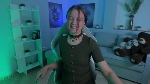 Snapshot of alicepill chatting on November 11, 1:49 am Alice online show from November 11, 1:49 am