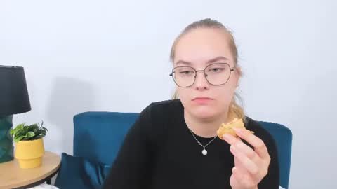 alicesensitive online show from October 6, 10:02 am