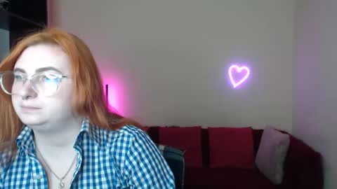 Snapshot of aliciaaared_kis chatting on November 17, 6:24 pm Alicia online show from November 17, 6:24 pm