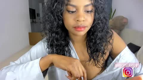 Snapshot of alison_ker chatting on December 31, 8:15 am Sofias house online show from December 31, 8:15 am