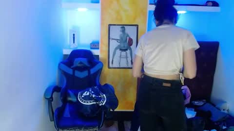 ALISON MOON online show from September 18, 1:46 pm