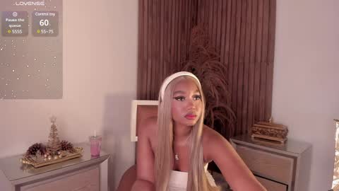 Snapshot of alisoon_moon chatting on December 8, 11:19 pm Alison Moon online show from December 8, 11:19 pm