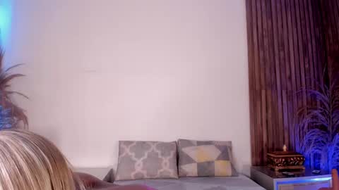 Snapshot of alisoon_moon chatting on January 11, 10:51 am Alison Moon online show from January 11, 10:51 am