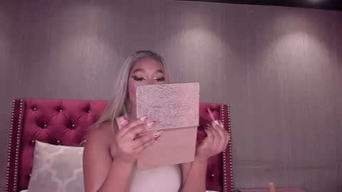 Snapshot of alisoon_moon chatting on January 16, 10:10 am Alison Moon online show from January 16, 10:10 am