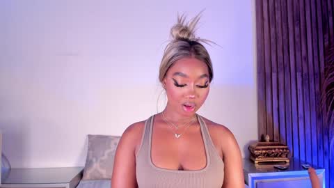 Snapshot of alisoon_moon chatting on January 21, 10:19 am Alison Moon online show from January 21, 10:19 am