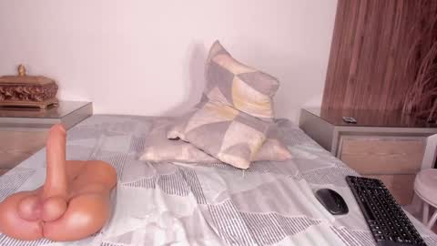 Snapshot of alisoon_moon chatting on February 7, 2:15 pm Alison Moon online show from February 7, 2:15 pm