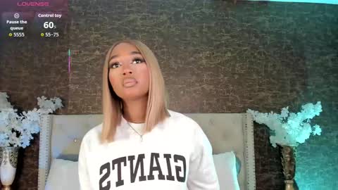 Snapshot of alisoon_moon chatting on September 20, 10:55 pm Alison Moon online show from September 20, 10:55 pm