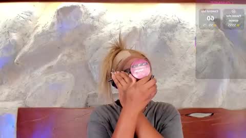 Snapshot of alisoon_moon chatting on December 16, 10:04 pm Alison Moon online show from December 16, 10:04 pm