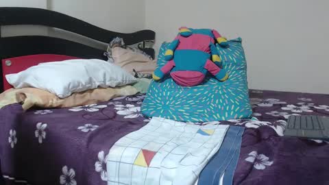 Snapshot of alisse27 chatting on December 19, 5:51 am allise online show from December 19, 5:51 am