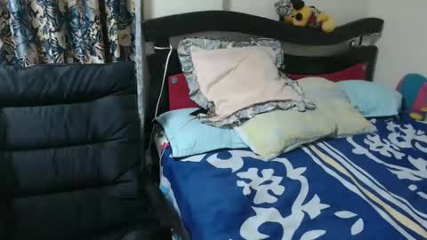 Snapshot of alisse27 chatting on February 23, 2:14 pm allise online show from February 23, 2:14 pm