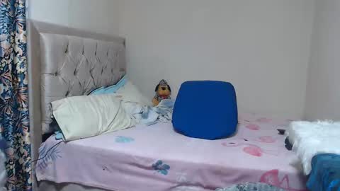 Snapshot of alisse27 chatting on November 19, 12:32 am allise online show from November 19, 12:32 am