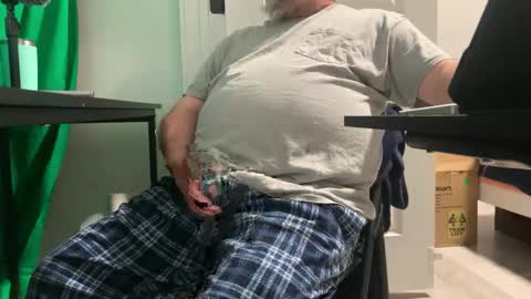 Allergictolove online show from January 1, 4:18 am