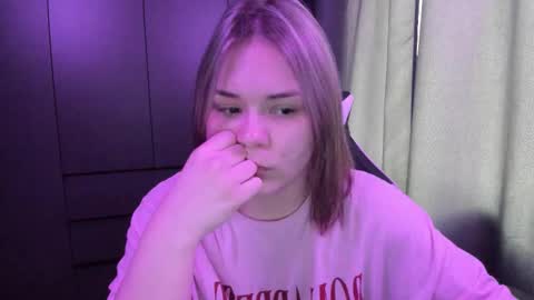 Snapshot of alli_zi chatting on December 3, 8:00 am Blair online show from December 3, 8:00 am