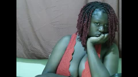 Snapshot of allie_quin chatting on September 28, 10:48 pm Allie online show from September 28, 10:48 pm