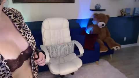 Snapshot of allison_hill19 chatting on September 30, 2:22 pm Alli online show from September 30, 2:22 pm