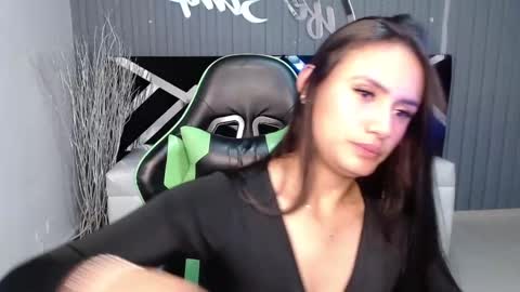 Snapshot of allisson_a chatting on January 4, 12:37 am Allisson online show from January 4, 12:37 am