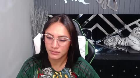 Snapshot of allisson_a chatting on February 6, 9:32 am Allisson online show from February 6, 9:32 am