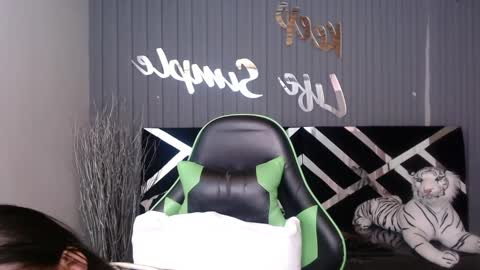 Snapshot of allisson_a chatting on March 8, 7:05 am Allisson online show from March 8, 7:05 am