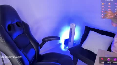 Snapshot of allysnow chatting on December 9, 12:51 pm Kelly online show from December 9, 12:51 pm