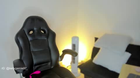 Snapshot of allysnow chatting on December 11, 1:06 pm Kelly online show from December 11, 1:06 pm