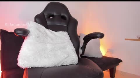 Snapshot of allysnow chatting on January 16, 3:24 pm Kelly online show from January 16, 3:24 pm