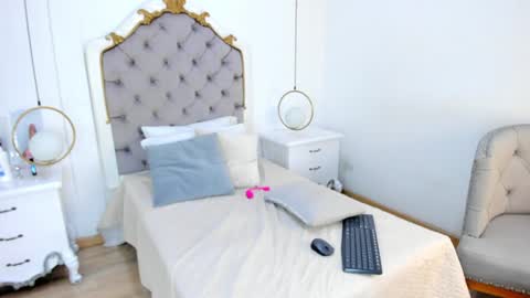 Snapshot of ambar_adamss chatting on December 30, 2:19 pm Sara online show from December 30, 2:19 pm