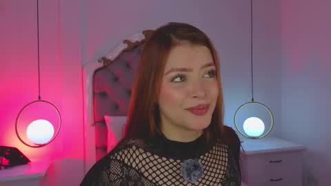 Snapshot of ambar_adamss chatting on November 17, 11:27 am Sara online show from November 17, 11:27 am