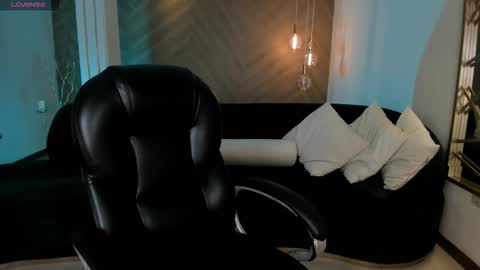 Snapshot of ambarjames_ chatting on October 17, 10:29 am Ambar online show from October 17, 10:29 am