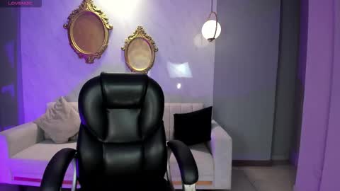 Snapshot of ambarjames_ chatting on October 22, 10:48 am Ambar online show from October 22, 10:48 am