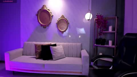 Snapshot of ambarjames_ chatting on October 25, 11:40 am Ambar online show from October 25, 11:40 am