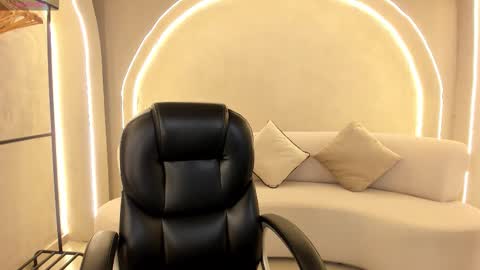 Snapshot of ambarjames_ chatting on November 10, 11:53 am Ambar online show from November 10, 11:53 am