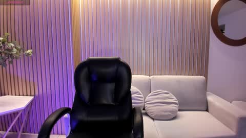 Snapshot of ambarjames_ chatting on November 27, 11:45 am Ambar online show from November 27, 11:45 am