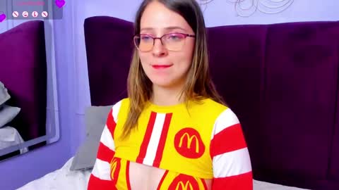 Snapshot of ambeerrwood_ chatting on March 9, 6:00 pm . Amber Wood . online show from March 9, 6:00 pm