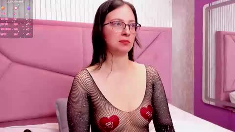 Snapshot of ambeerrwood_ chatting on October 8, 12:47 pm . Amber Wood . online show from October 8, 12:47 pm