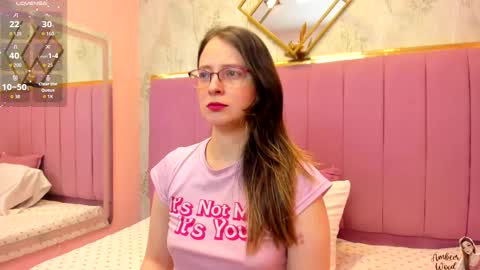 Snapshot of ambeerrwood_ chatting on November 2, 11:45 am . Amber Wood . online show from November 2, 11:45 am