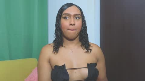 Snapshot of amber_lee20 chatting on December 6, 2:35 am LUISA online show from December 6, 2:35 am