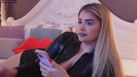 Snapshot of amberseyes chatting on February 15, 11:06 am Amberseyes online show from February 15, 11:06 am