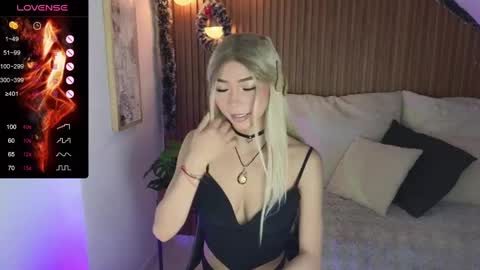 Snapshot of amelieaxie chatting on December 19, 3:07 am Isabella online show from December 19, 3:07 am