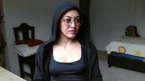 amitlu_ online show from January 5, 1:26 pm