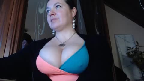 amorelara online show from December 5, 8:55 am